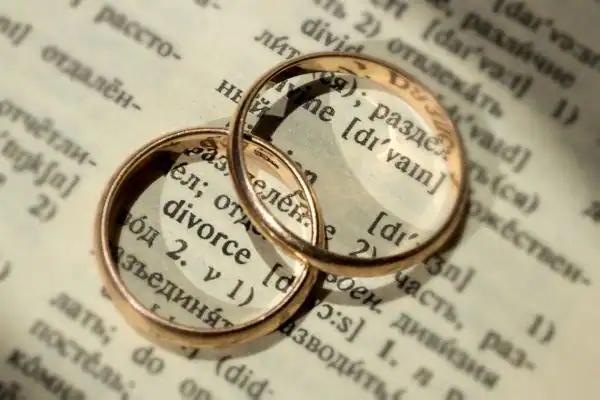 Image of rings removed before divorce mediation St Albans